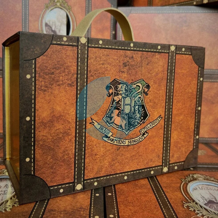 Коробка-скринька «Гоґвортс» із гербом, розмір 2718,510 см для зберігання та подарунків Коробка-скринька «Гоґвортс» із гербом, розмір 2718,510 см для зберігання та подарунків